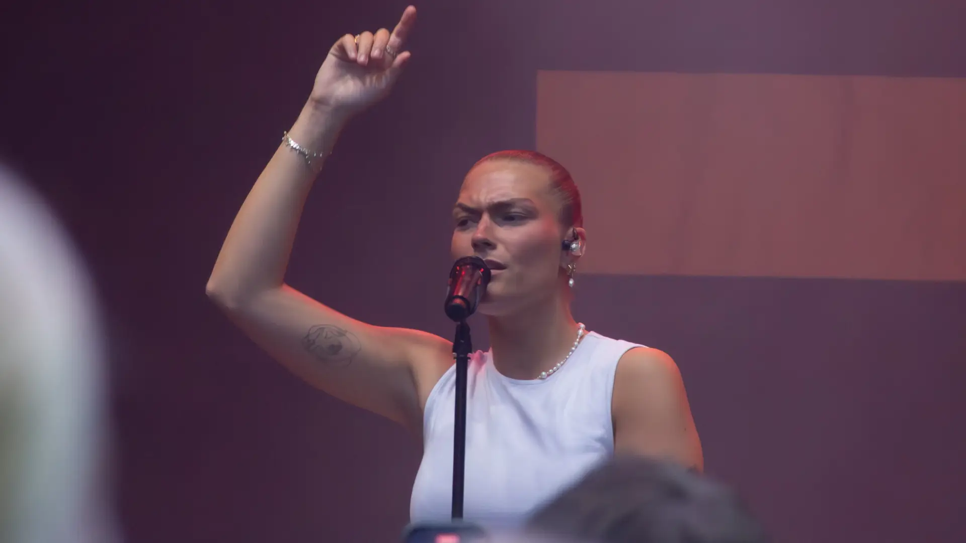 Saint Clara synger på SMUK festen 2025