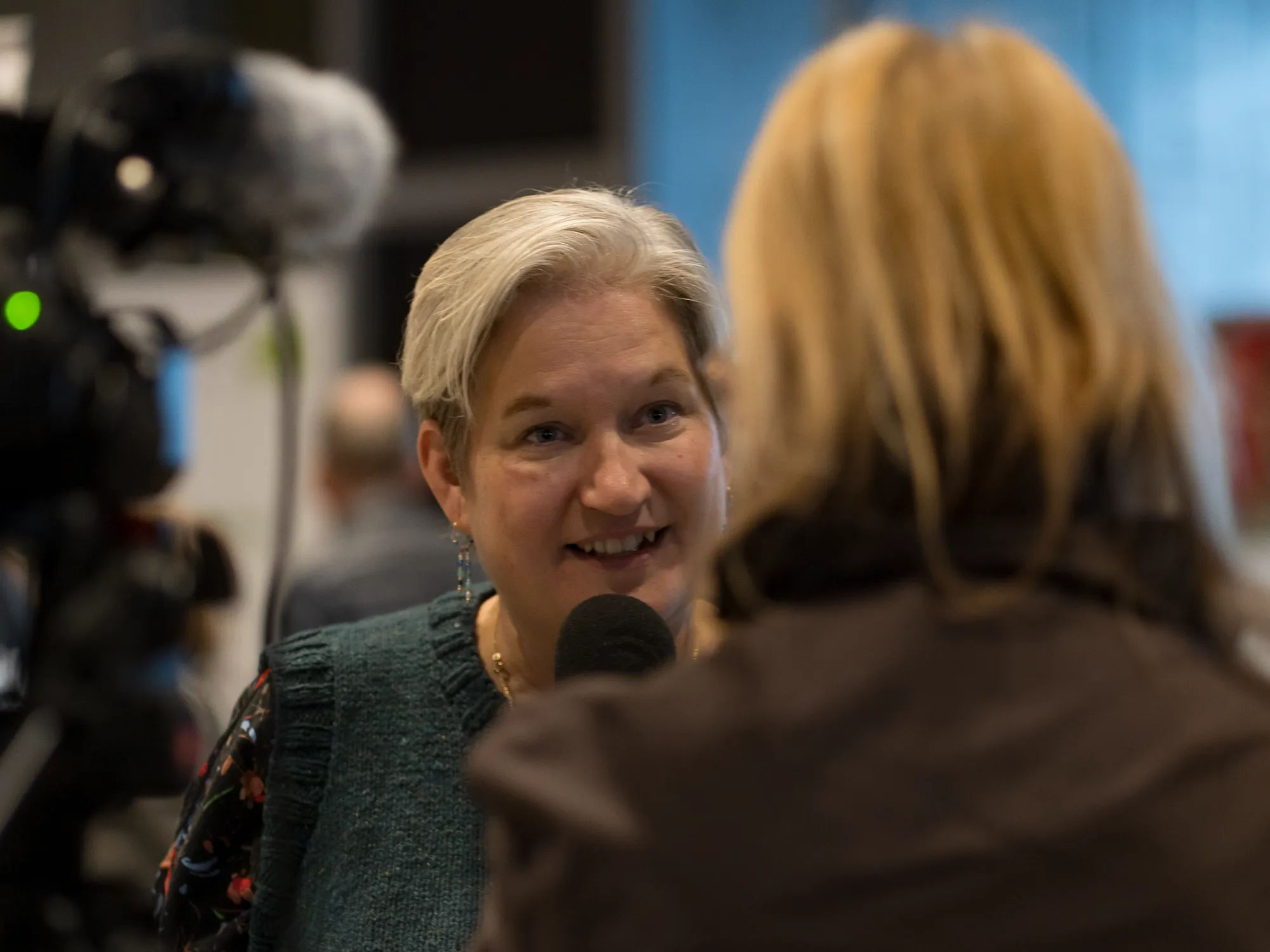 Marie Nyegaard interviewes foran et TV-kamera