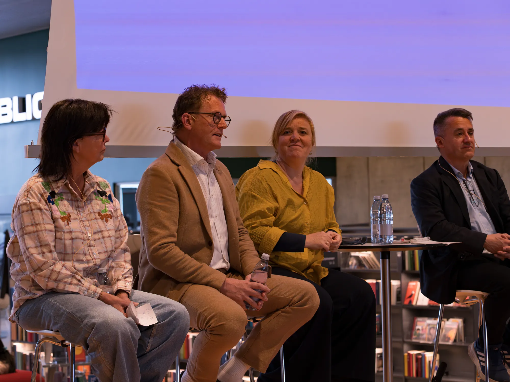Fire paneldeltagere på scenen under paneldebat på Sindets Dag 2026