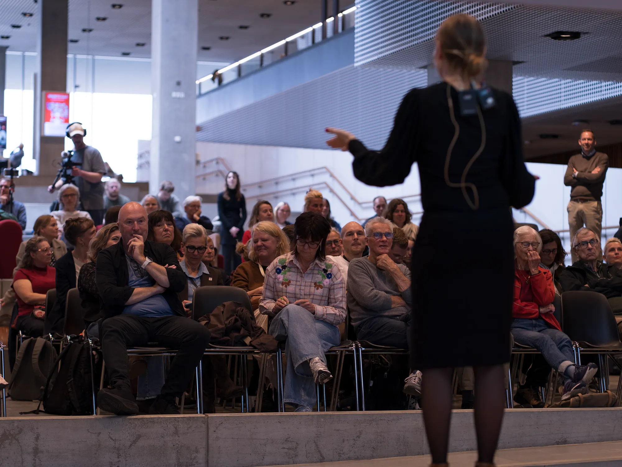 Taler set bagfra foran et fyldt publikum på Sindets Dag 2026
